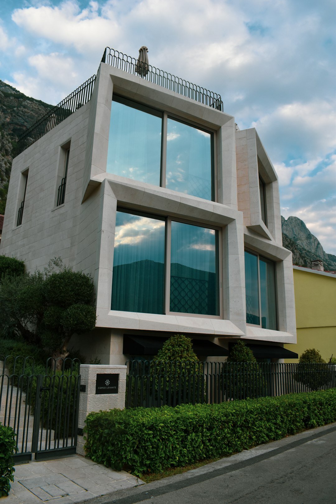 Villa moderniste avec façade vitrée et jardin paysager