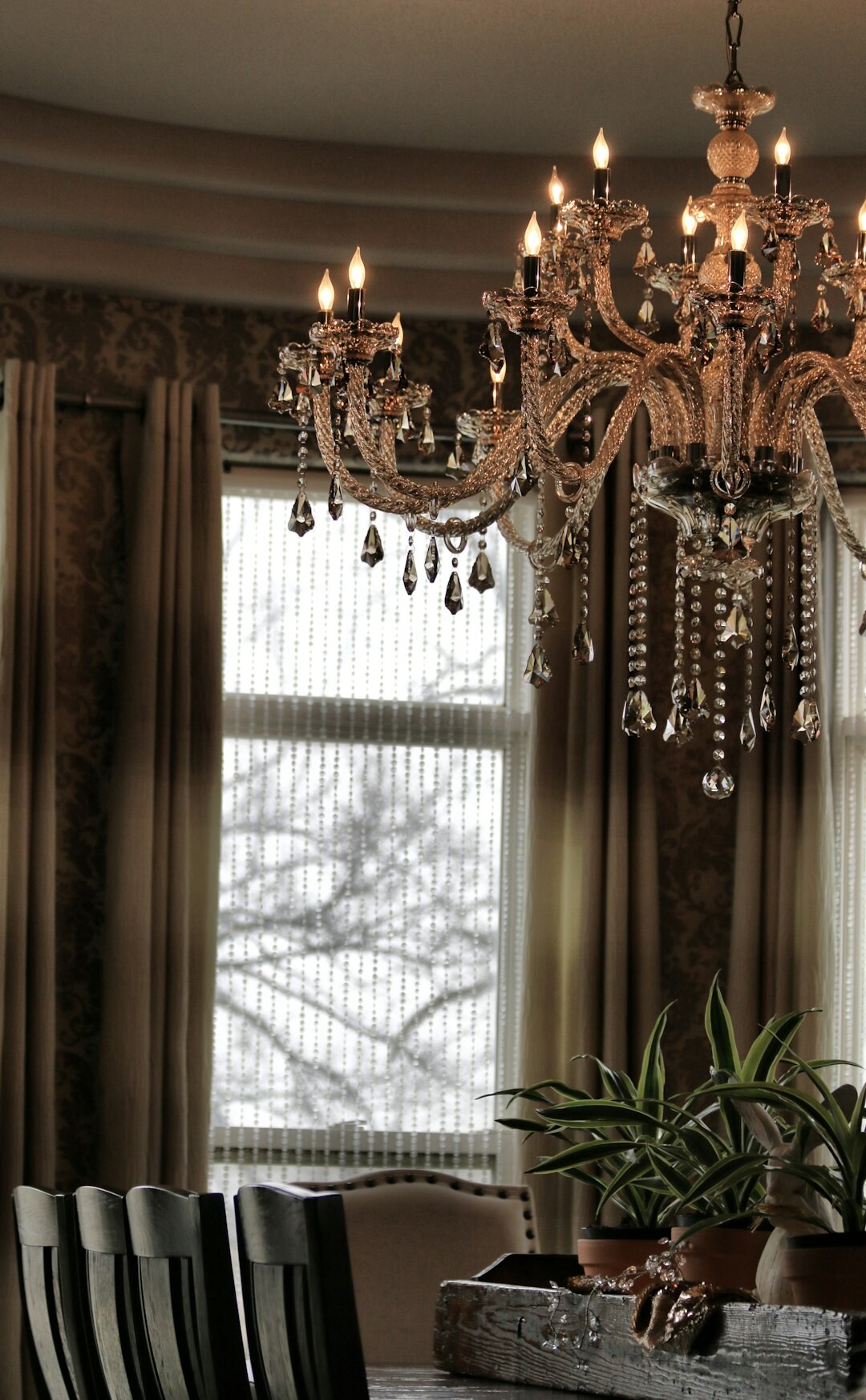 Salle à manger avec mobilier ancien et lustre en cristal