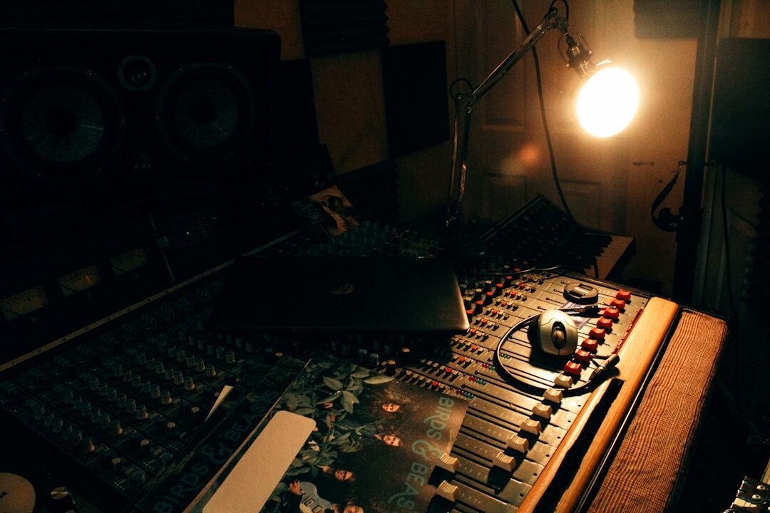 Studio d'enregistrement à domicile avec console analogique