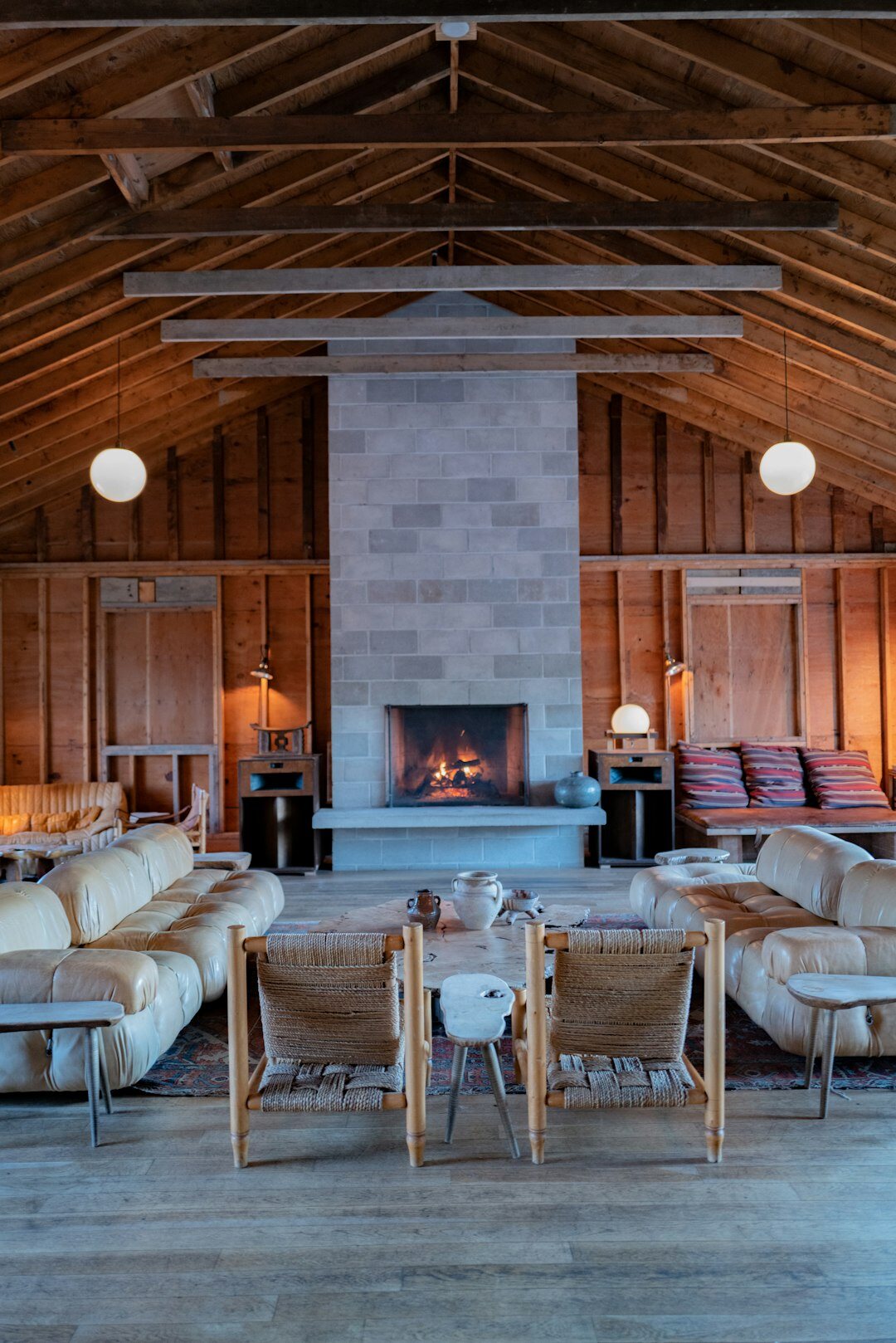 Intérieur chaleureux d'un chalet suisse avec cheminée en pierre